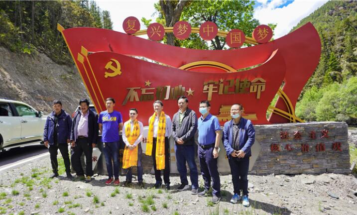 尊龙凯时集团党委书记、董事长任丁率队赴麻格同村推进对口帮扶工作