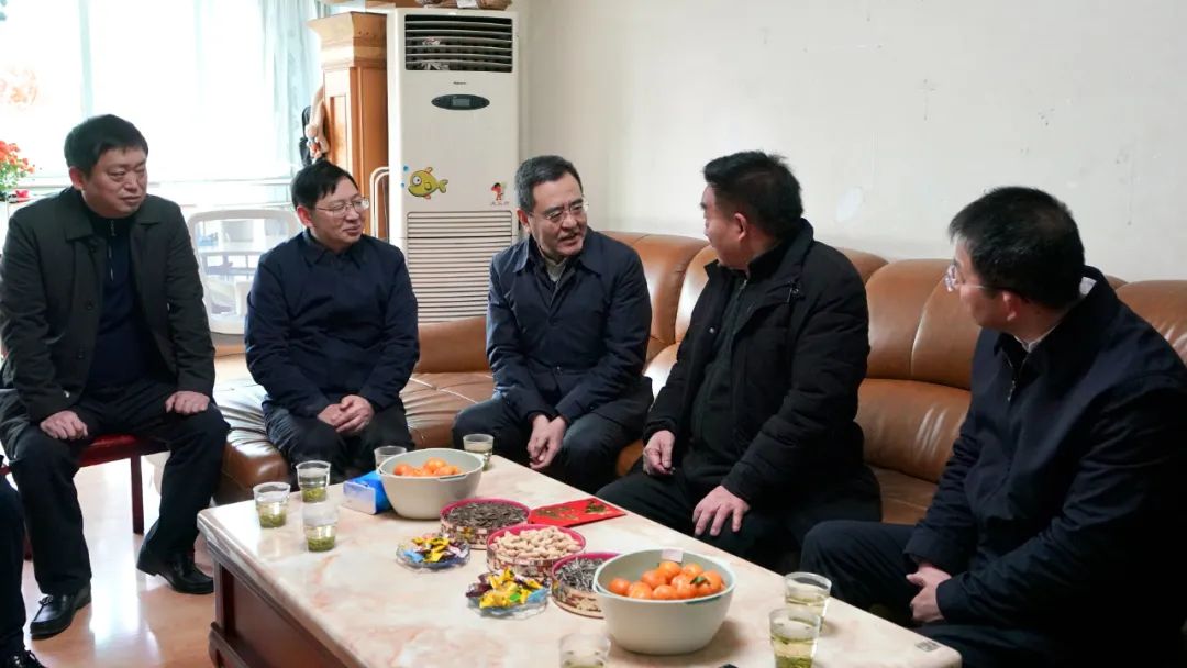 省国资委党委书记、主任冯文生等领导走访慰问省尊龙凯时集团老党员、老干部
