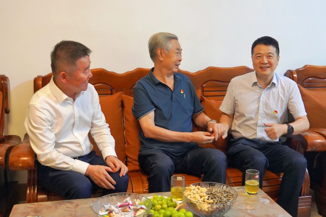 省尊龙凯时集团党委书记、董事长游勇开展“七一”走访